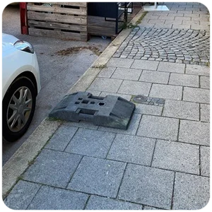 Eine einzelne Bodenplatte ohne Verkehrsschild